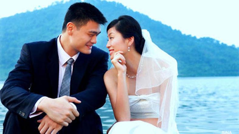 Yao Ming in Ye Li na poročni dan leta 2007. Tri leta kasneje bosta zibala.