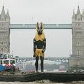 Londonski Tower Bridge so dvignili, ko je pod njim plula ladjica z Anubisom.