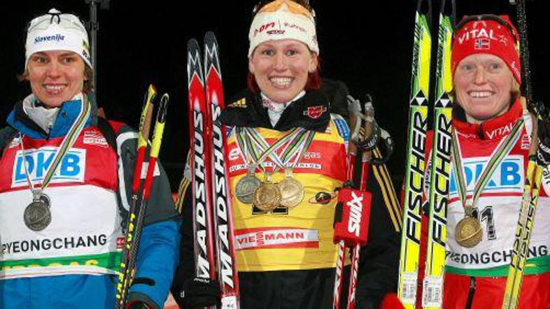 Teja Gregorin (na levi) je prva slovenska biatlonka z medaljo s svetovnih prvens