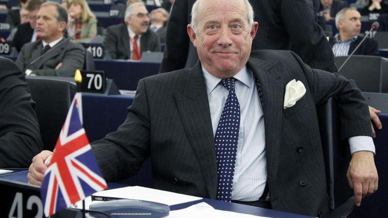 Godfrey Bloom, ko je danes zjutraj še sedel na fotelju v dvorani v Strasbourgu. 