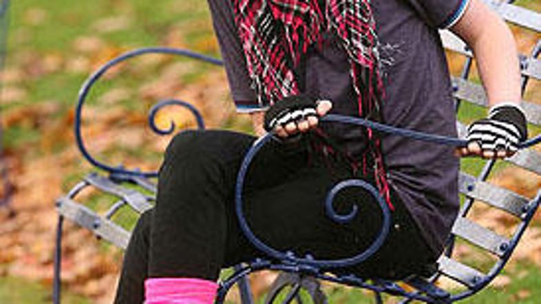 Štirinajstletnik se oblači kot dekle, njegova mati pa besni zaradi britanskega z