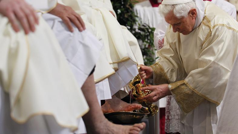 Včeraj, na veliki četrtek, je papež Benedikt XVI. med večerno mašo po Jezusovem 
