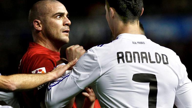 Pandiani bi potreboval orožni list že samo za svoj pogled ... (Foto: EPA)