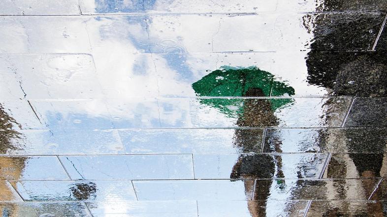 vreme pomlad dež luža dežnik