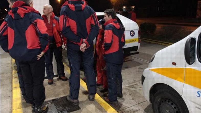 Reševanje otežujeta slaba vidljivost in sneg.