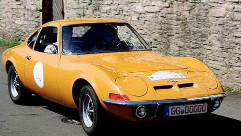 Pod atraktivno obliko se je skrivala klasična mehanika kadetta z vzdolžno postav