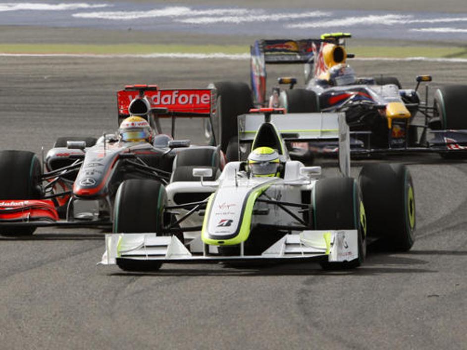 Button je v drugem krogu prehitel Hamiltona, med postanki pa obe Toyoti.