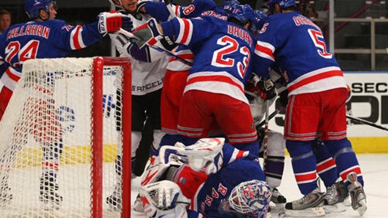 Anže Kopitar (v belem dresu) tokrat ni bil strelsko navdahnjen.