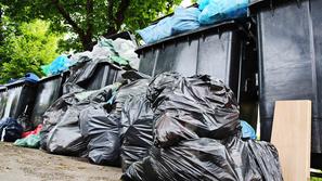 Slovenija 01.07.2013, smeti, polni smetnaki ob Grudnovem nabrezju v Ljubljani, f