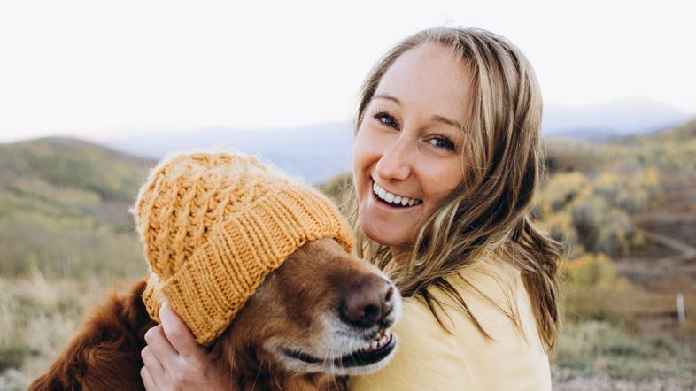 pes, kužek, ženska