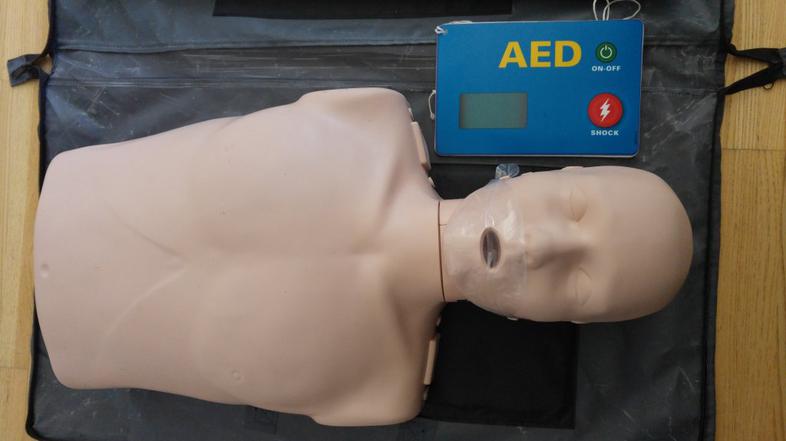 Izobraževanje oživljanja in uporabe AED