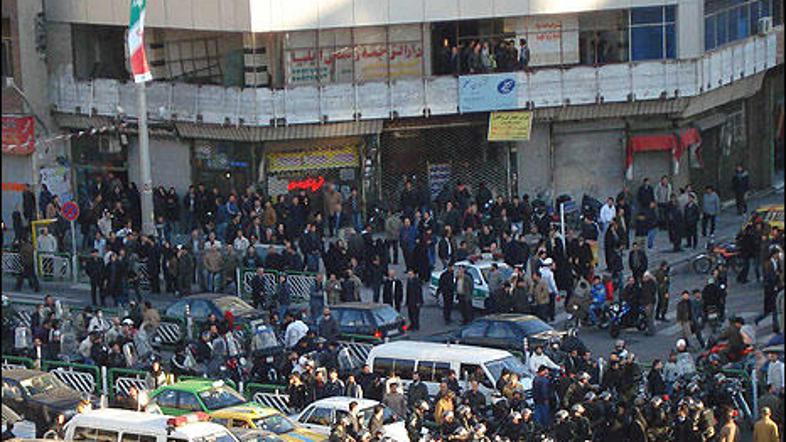 Zaradi popolne blokade uradnih občil demonstranti prizore dogajanja pošiljajo v 
