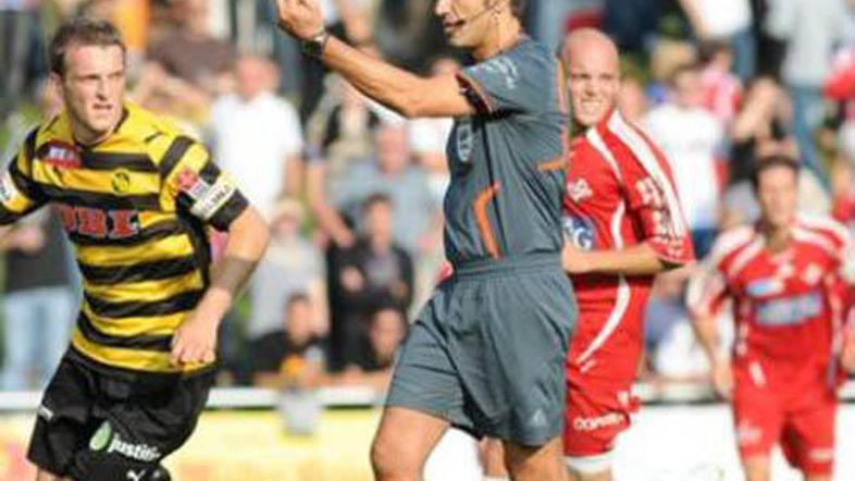 Massimo Busacca v trenutku, ko je navijačem pokazal sredinec. Verjetno jim s tem