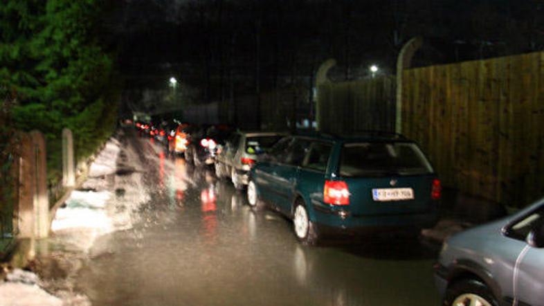 Ob hokejskih tekmah v športni dvorani Podmežakla so bližnje ulice zatrpane z voz