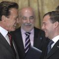 Schwarzenegger je ruskemu predsedniku predlagal odhod na skupno smučanje. Medved