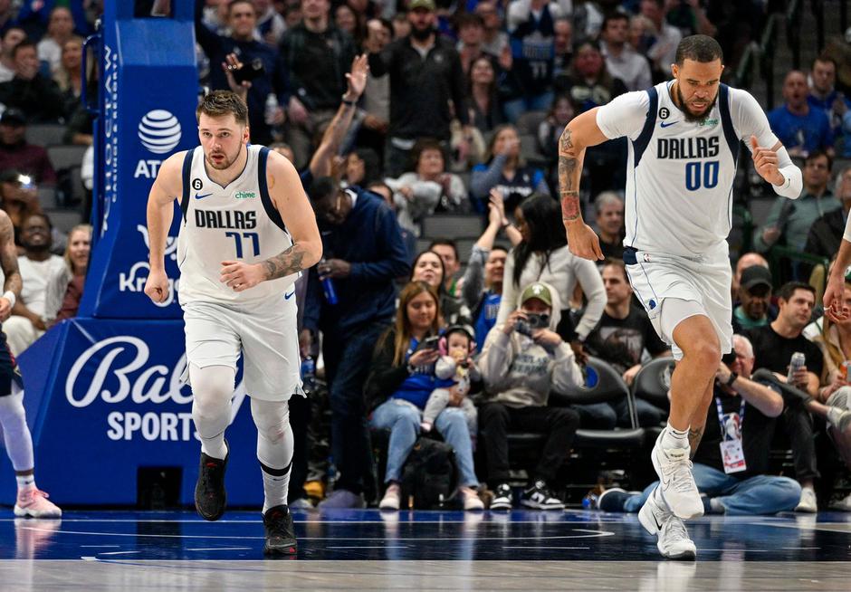 Luka Dončić in Javale McGee | Avtor: Profimedia