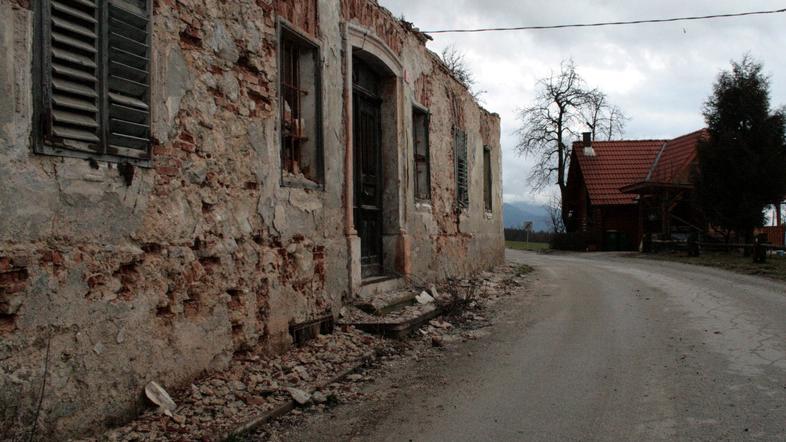 Hiša ob občinski cesti v Povljah se podira, medobčinski inšpektorat pa ugotavlja