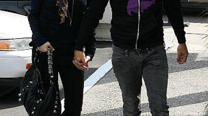 Noro je poljubljati najboljšega prijatelja, pravi Pete.