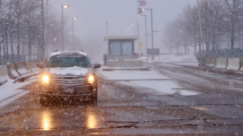 zasnežena ulica v Minnesoti sneg ZDA Minnesota