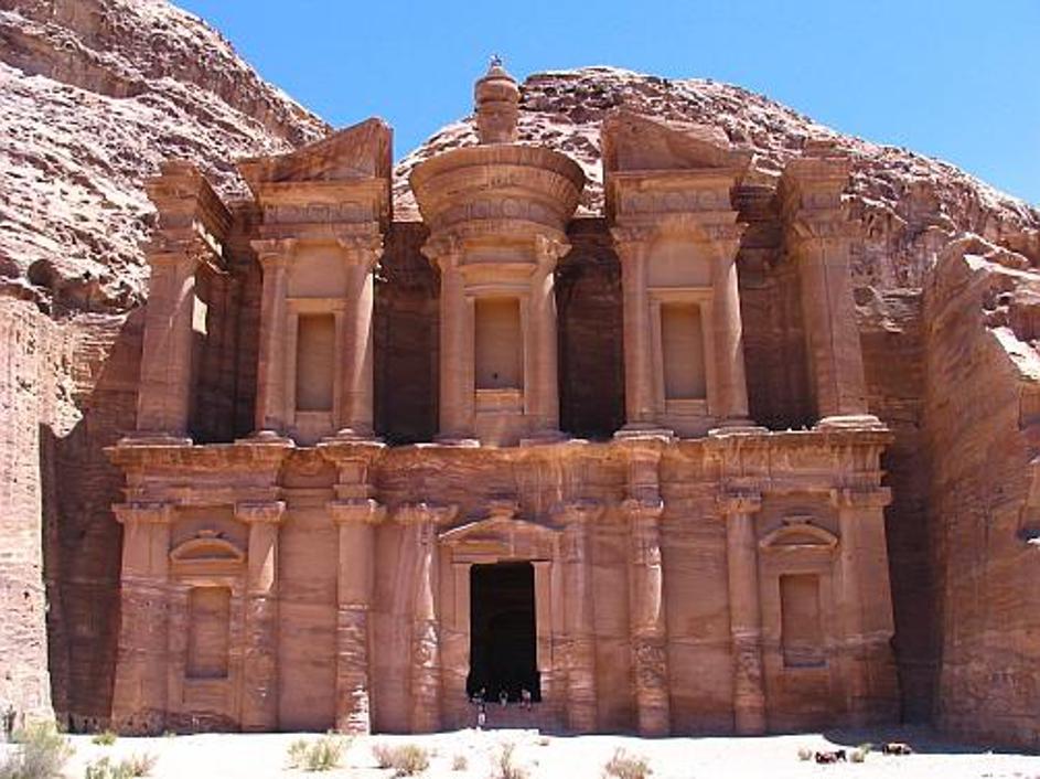 Napačno poimenovani Samostan je bil izklesan v prvem stoletju našega štetja.