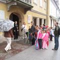 Številni obiski organiziranih skupin otrok, pogosto jih o Kranju pouči Magda Zor