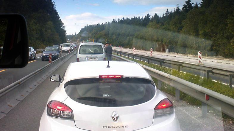 Mala potreba je bila za voznika avtomobila tako nujna, da je ustavil pred več ko