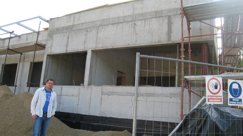 Veterinarska postaja. Poleg novega objekta še razkuževalna rampa. (Foto: Nada Če