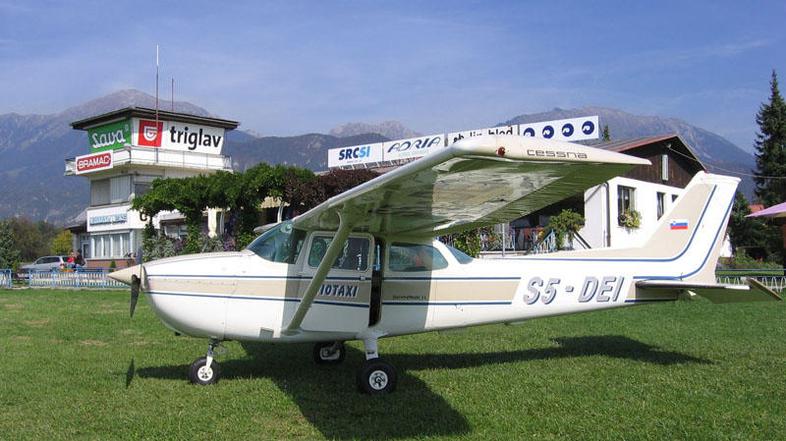 V zadnjih šestih letih so opravili okoli 600 ur panoramskih letov na leto. Škofi