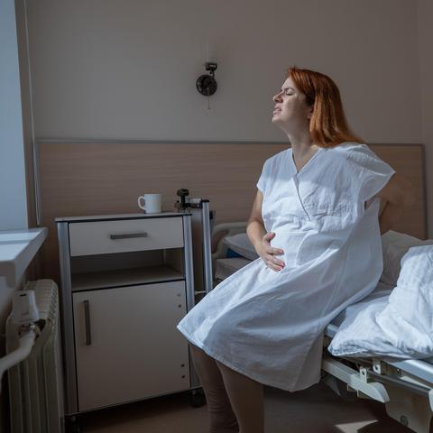nosečnica v bolnišnični sobi