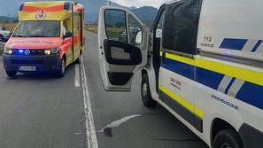 Novice: Moški je v kritičnem stanju. Prometna nesreča, policija reševalec rešilec splošna