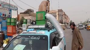 Iznajdljivi taksisti v Afganistanu z ročnimi klimatskimi napravami