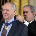 William Safire med odlikovanjem leta 2006. Prejel je predsedniško medaljo za svo
