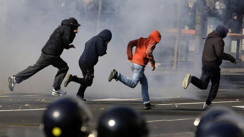 V izgredih je bilo ranjenih 120 ljudi, med njimi 80 policistov. (Foto: Reuters)