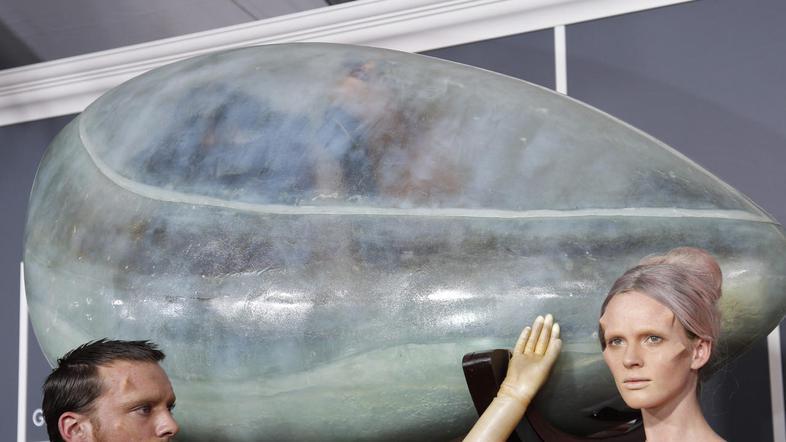 Šestkratno nominiranko Lady Gaga so na podelitev prinesli v posebni kapsuli.