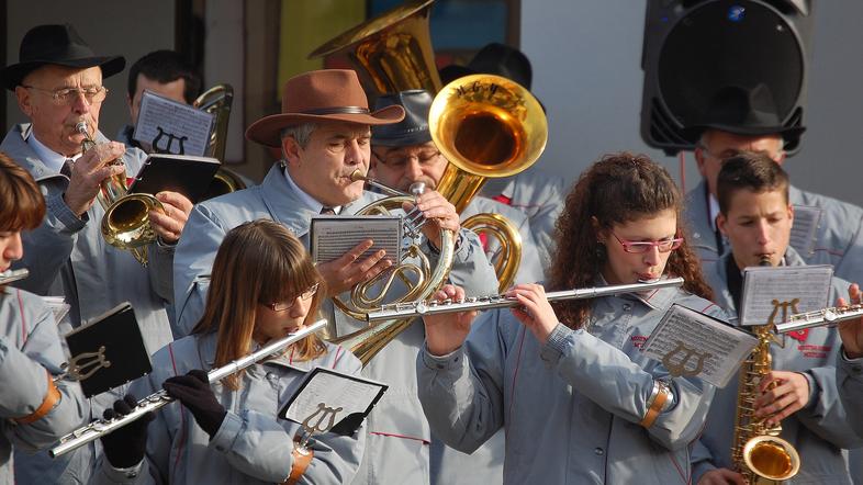 Župan Alojzij Kastelic je za dobrodošlico novemu občinskemu svetu pripeljal treb