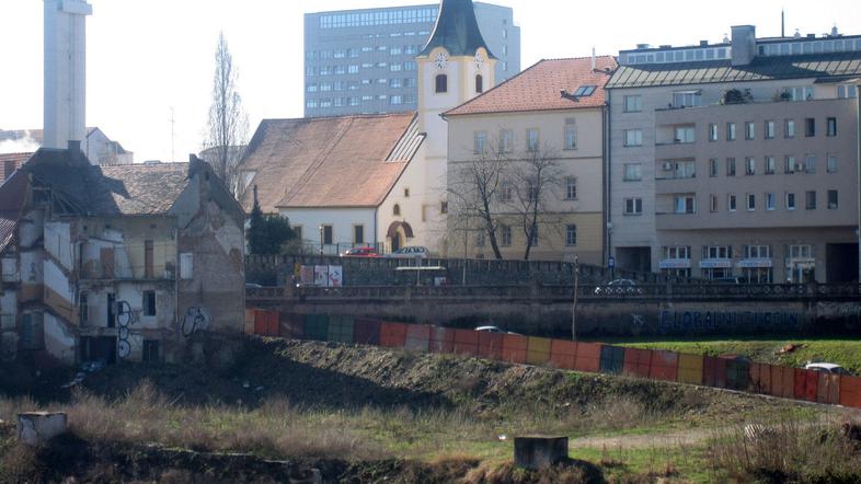Gradnja nove fakultete bi morala že potekati, a zemljišče na Taborskem nabrežju 