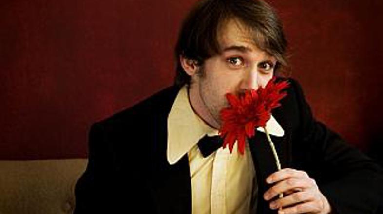 Rože, večerje, izleti, kino ... a Virtualni ljubimec z angelskim obrazkom se vzt