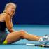 Caroline Wozniacki je na dvoboju z Ano Ivanović padla in si poškodovala koleno, 