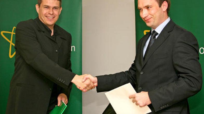 Marko Fujs in Jure Jeraj sta podpisala pogodbo o sodelovanju.