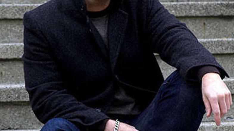 Myke Lowe se zaveda socialnih krivic v naši bližini.