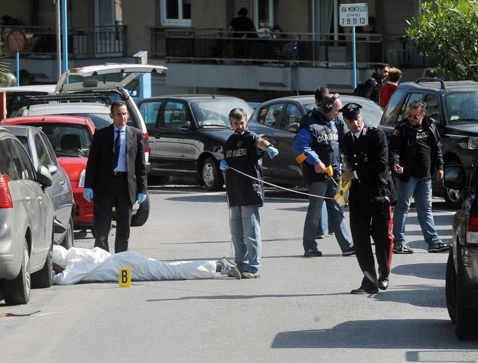 Karabinjeri preiskujejo kraj, kjer so streljali na Roberta Adinolfija. Strelec j