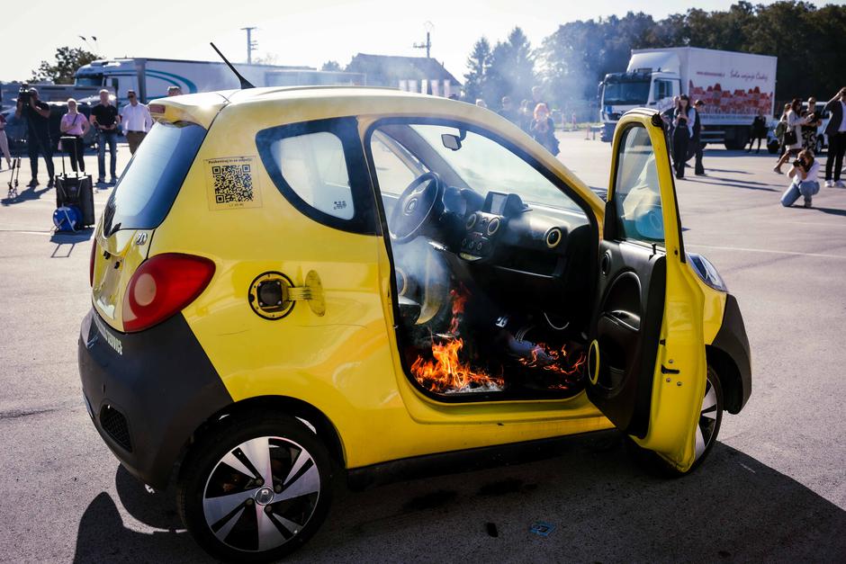 testni vžig in gašenje e-avtomobila, ko zagori elektrika | Avtor: Saša Despot