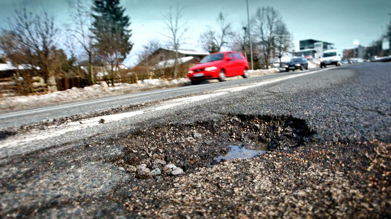 slovenija 23.02.2010 luknja, luknje v cesti, asfaltu, promet, avto,  Bravnicarje