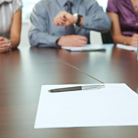 Razgovor za službo ob mizi s papirji