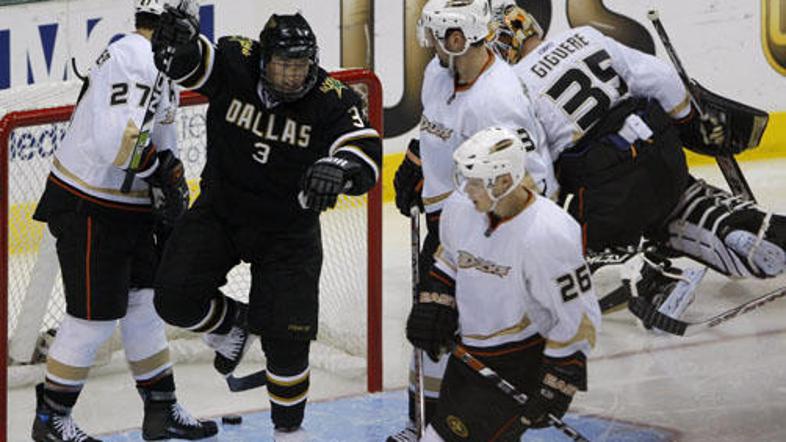 Stephane Robidas (z masko) je zadel za izenačenje in preobrat, ki je vodil do če
