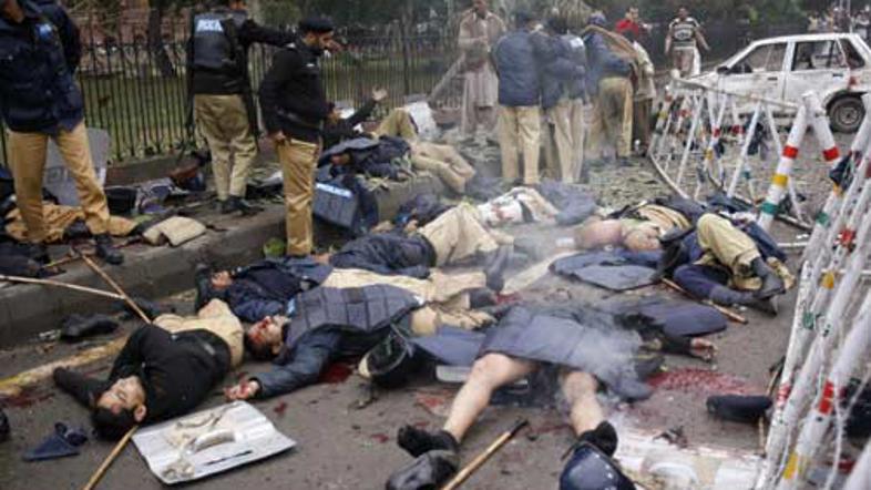 Policisti so čakali na odvetnike, s katerimi so se v minulih tednih večkrat spop