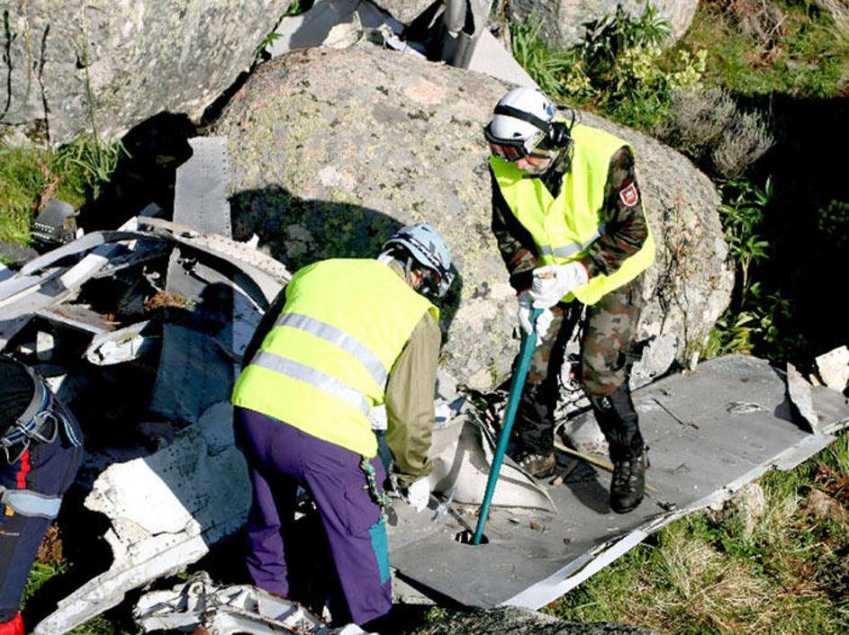 Zaradi slabega vremena in spolzkega terena je pobiranje razbitin nevarno.