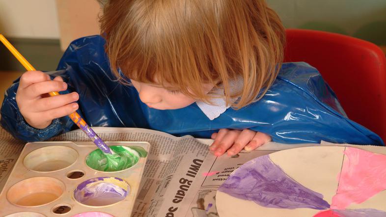 otrok barva s tempera barvicami
