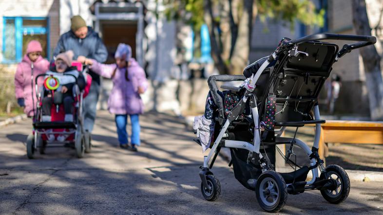 voziček pred blokom v Hersonu
