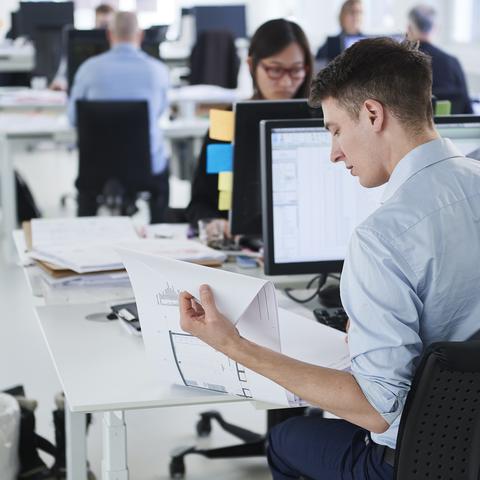 Moški za računalnikom v pisarni